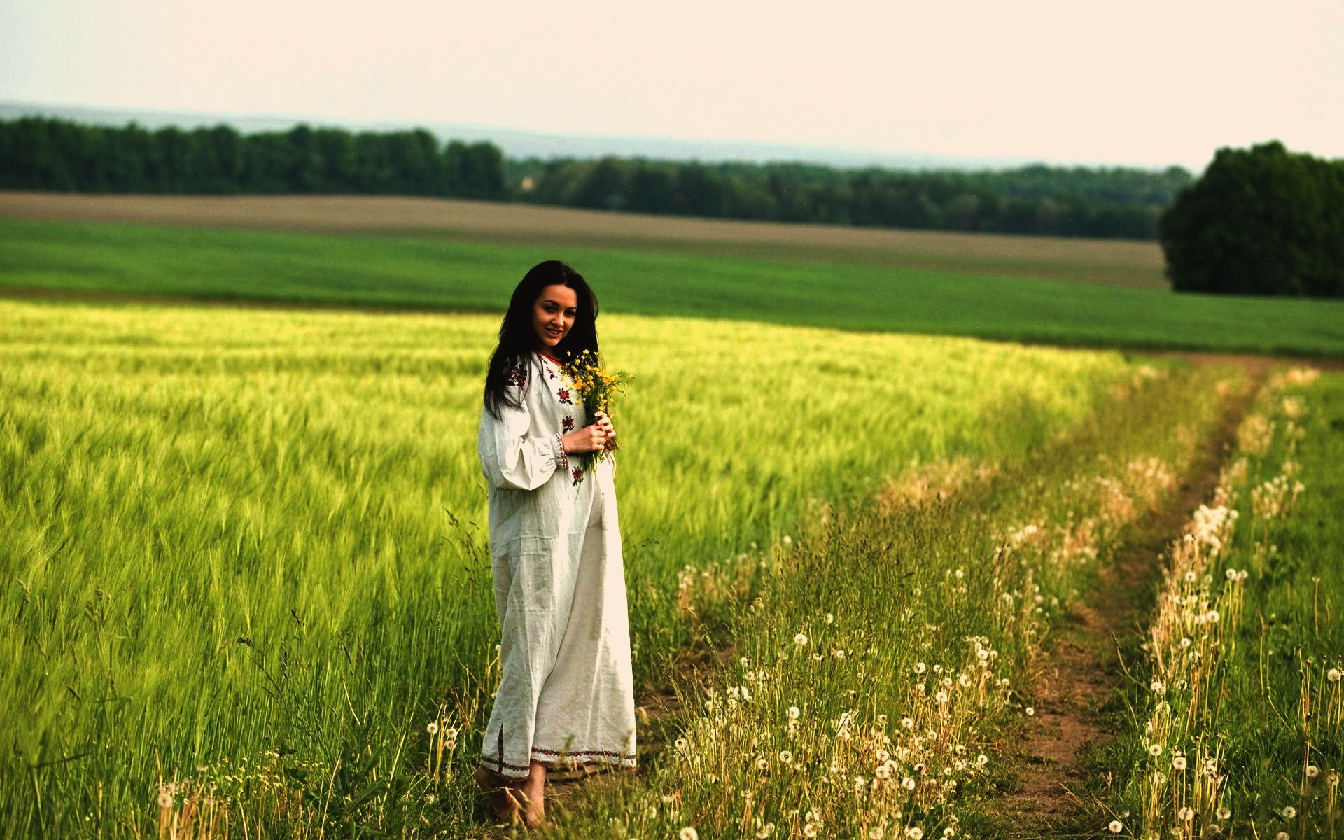 Women in Slavic costumes in Jinjiang