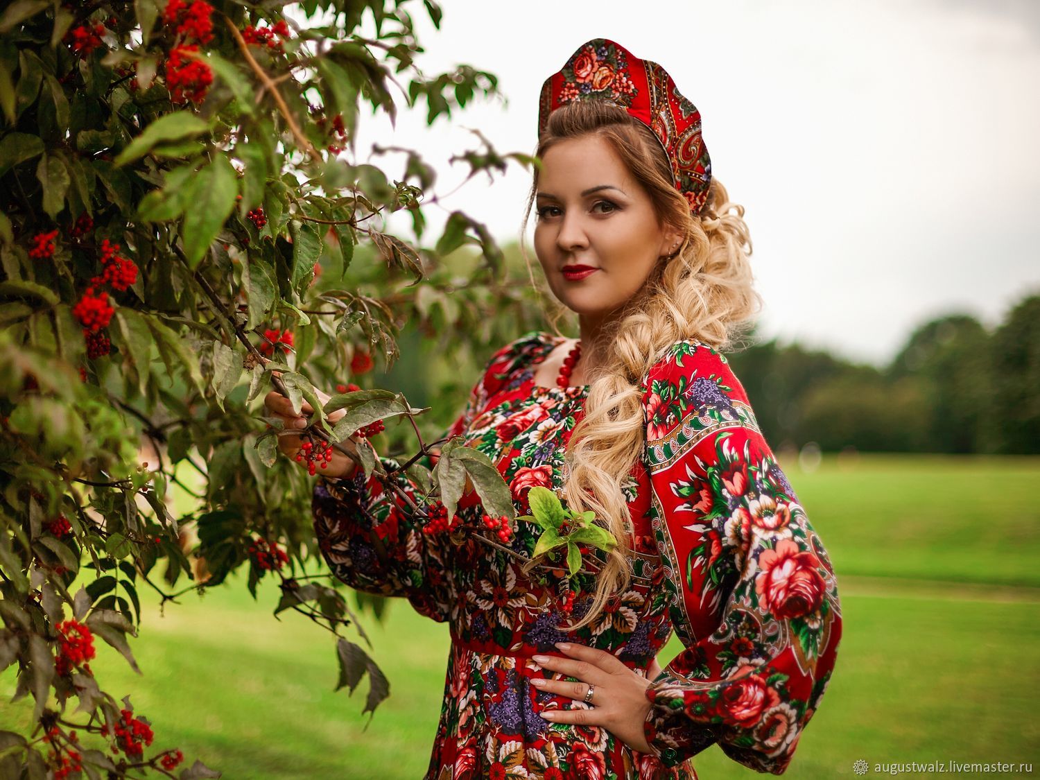 Women in Slavic costumes in Jinjiang
