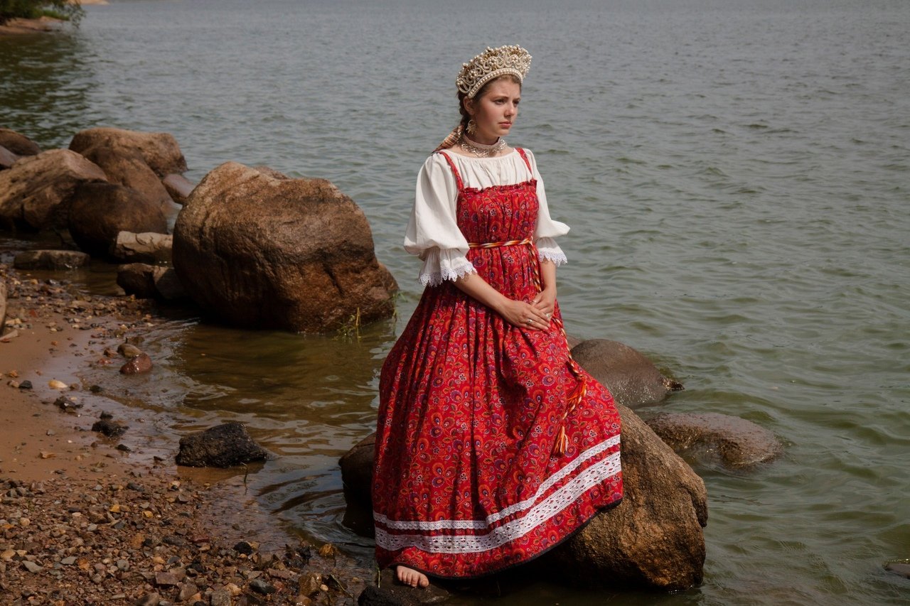 Women in Slavic costumes in Jinjiang